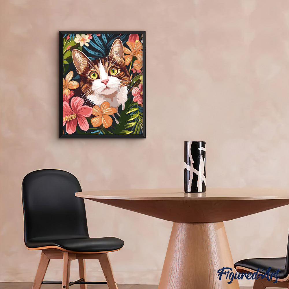 Katze mit tropischen Blumen