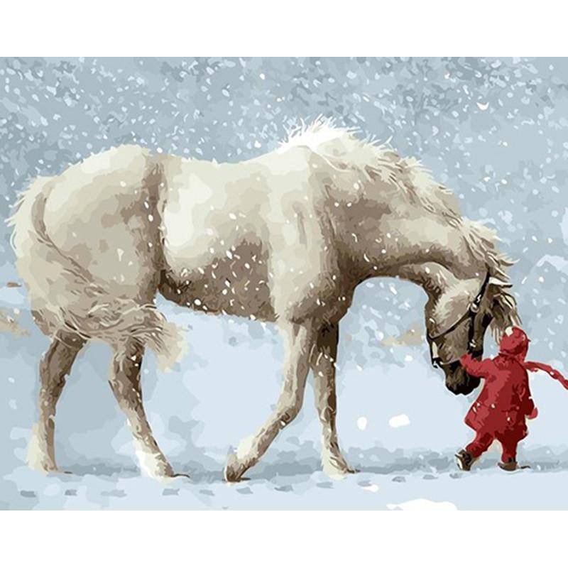 Ein weißes Pferd und ein kleines Mädchen im Schnee