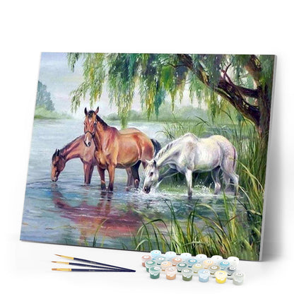 Drei Pferde in der Nähe des Sees