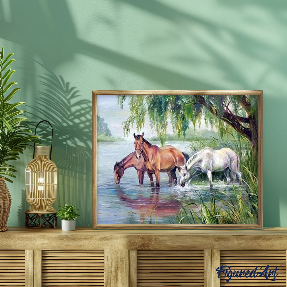 Drei Pferde in der Nähe des Sees