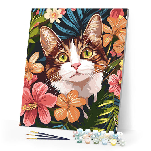 Katze mit tropischen Blumen
