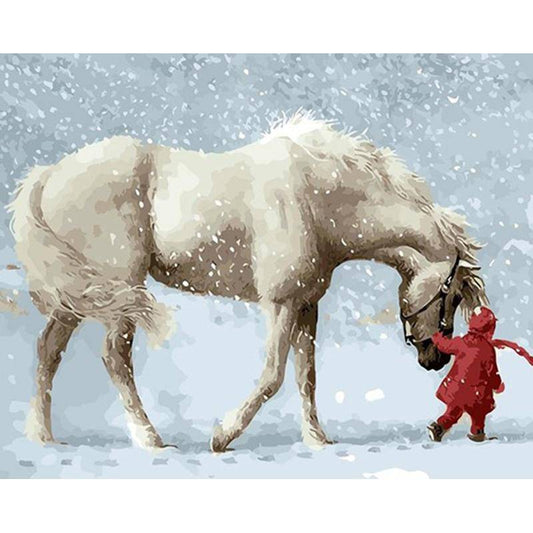 Ein weißes Pferd und ein kleines Mädchen im Schnee