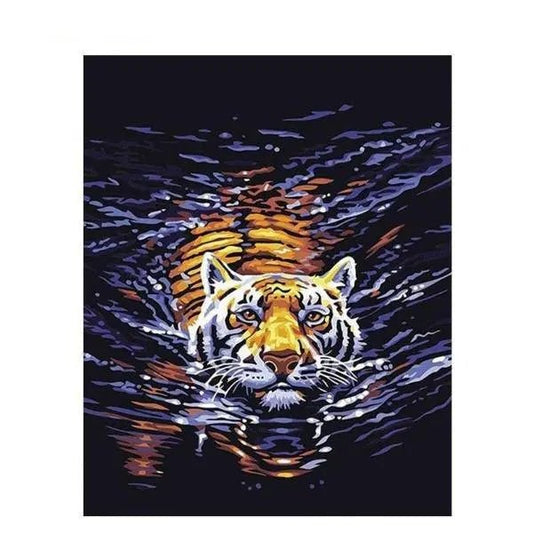 Tiger schwimmt in einem Fluss