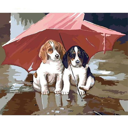 Zwei Welpen unter einem Regenschirm